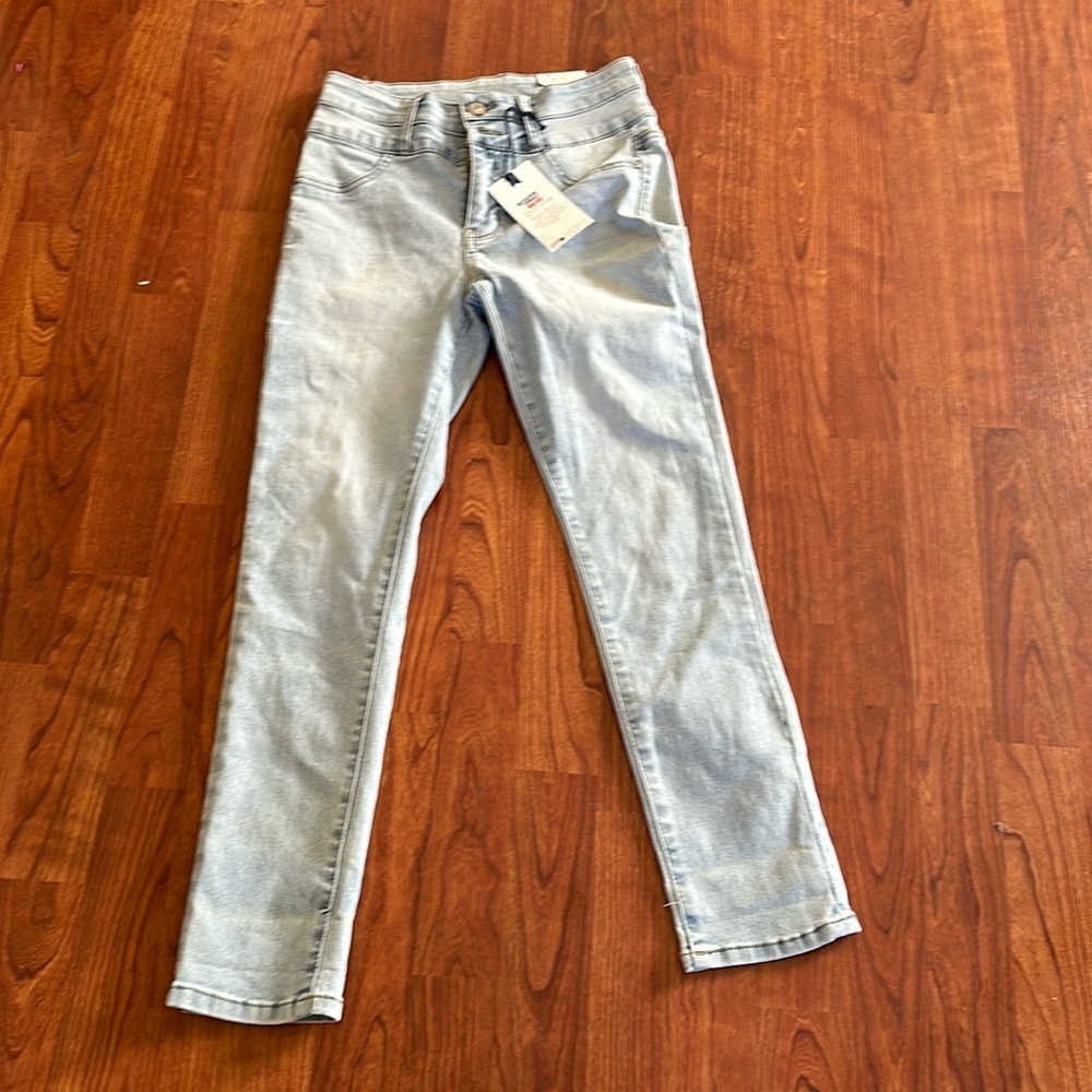 Wallflower the sassy high rise jeans. Size 7/28. NWT